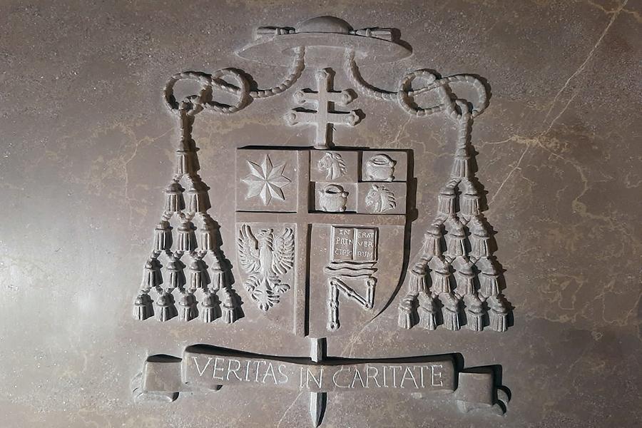 Escudo episcopal de D. Fernando Sebastián en su lauda