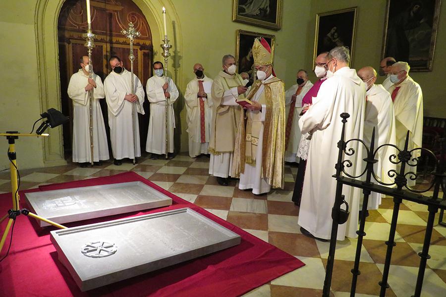 Bendición de las laudas dedicadas a D. Antonio Dorado y D. Fernando Sebastián // E. LLAMAS