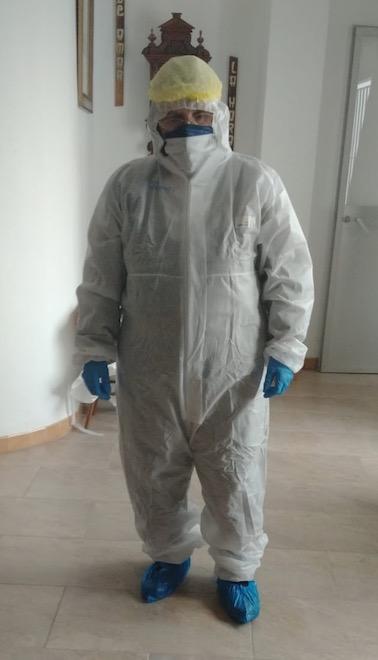 Sor Jennifer del Corazón de Jesús, con las EPIs