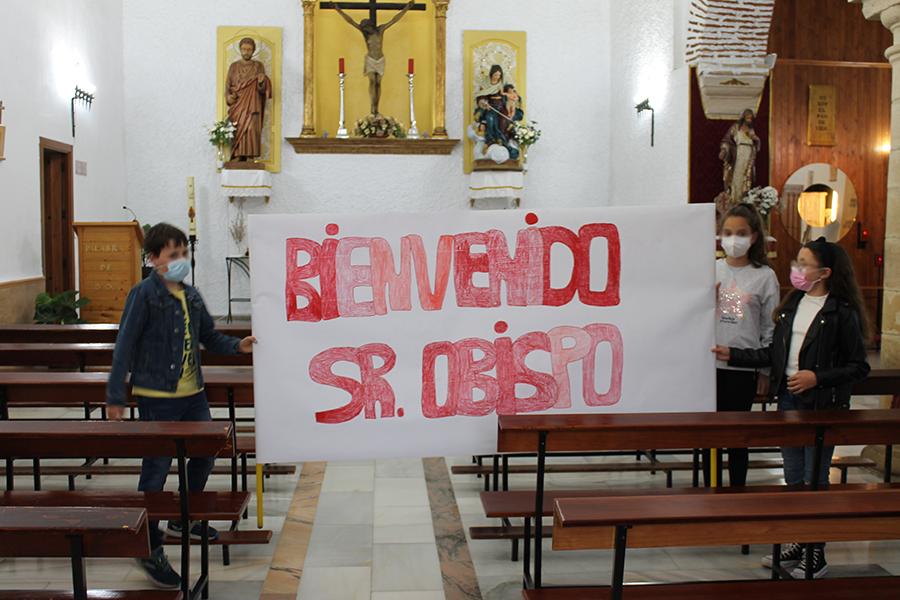 Moclinejo y El Valdés recibieron al pastor de la diócesis entre lluvia y con alegría