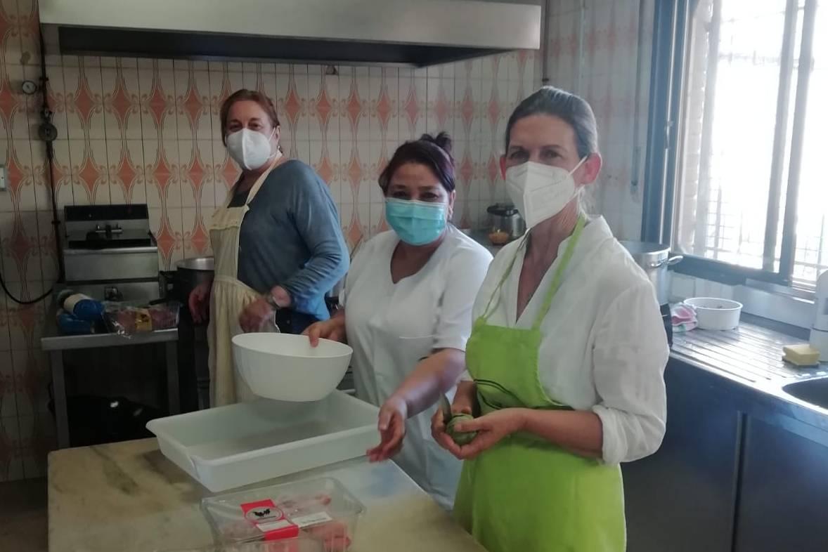 Voluntarias cociando en la Casa del Sagrado Corazón // J LUQUE