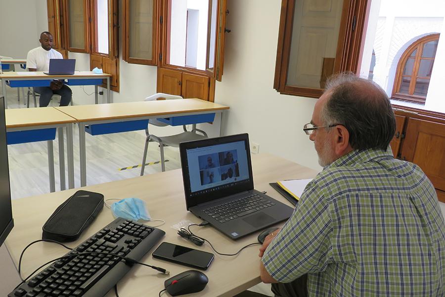 Fernando Eningo durante el examen de Síntesis Teológica