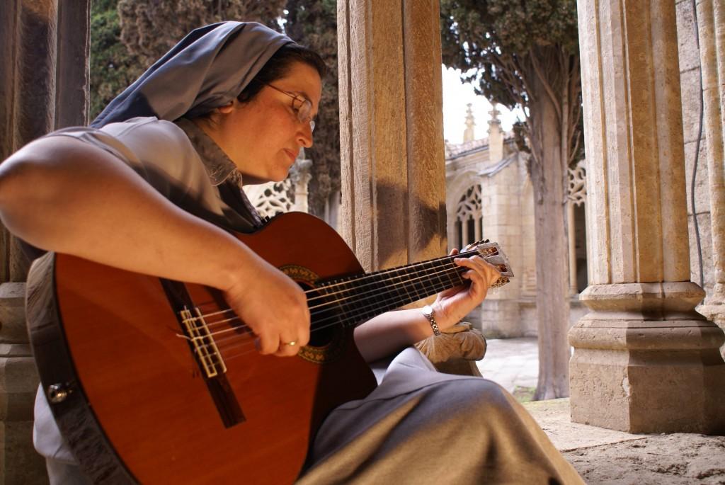 La hermana Glenda testimonia su fe con la canción