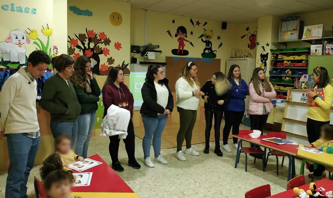 Alumnas de Magisterio en el Centro María Inmaculada de Antequera haciendo prácticas