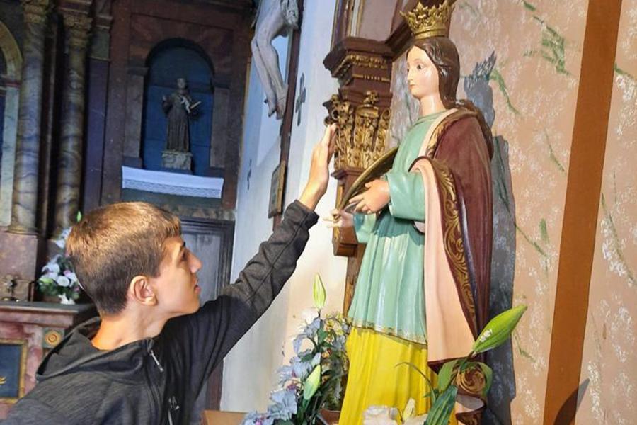 Álvaro en una de las capillas del camino de Santiago, en 2020