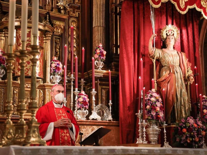 Entrega del exvoto al grupo de devotos del Santo Cristo de la Salud