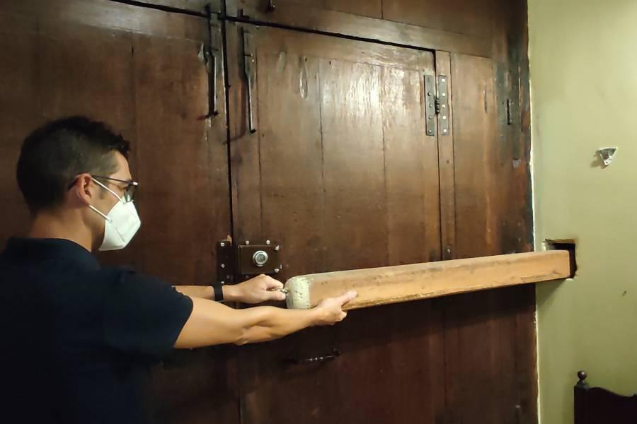 Sistema para asegurar la puerta de la sacristía por su parte interior