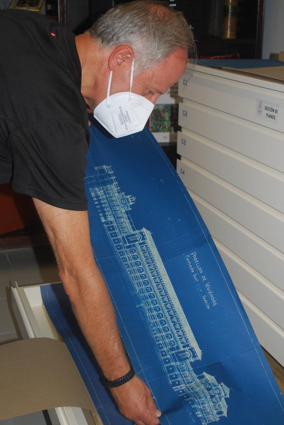 José María de las Peñas, colaborador del Archivo Diocesano, muestra un plano del Seminario realizado por Fernando Guerrero Strachan