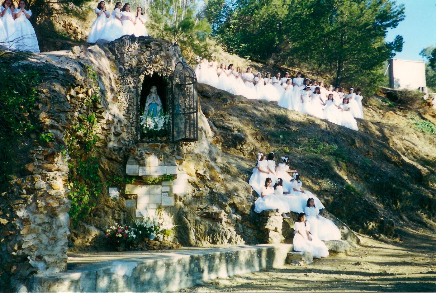 Antiguos alumnos de El Monte restauran la Virgen de Lourdes de la Gruta de Gibralfaro