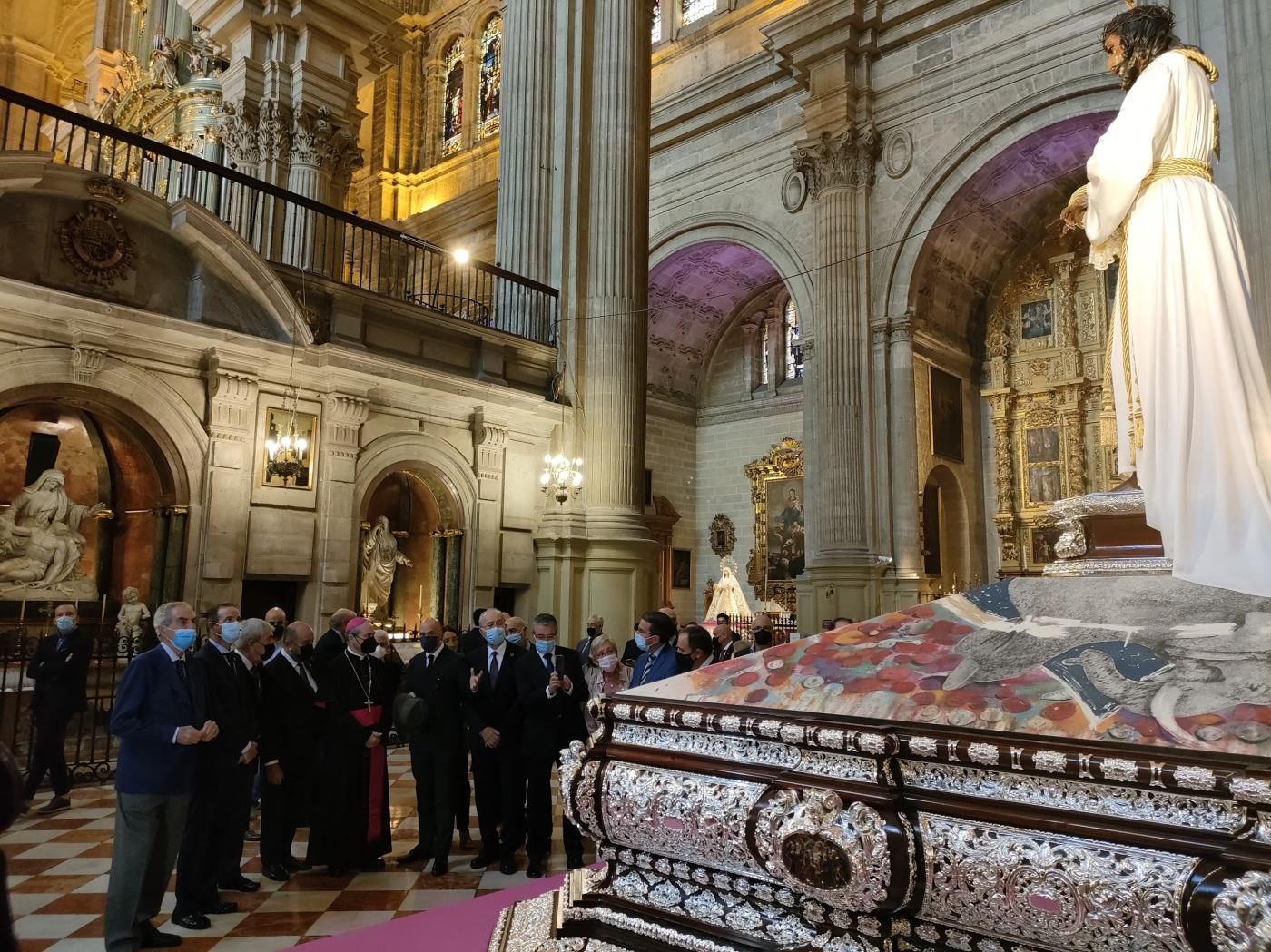 Momento de la inauguración de la exposición y veneración de imágenes