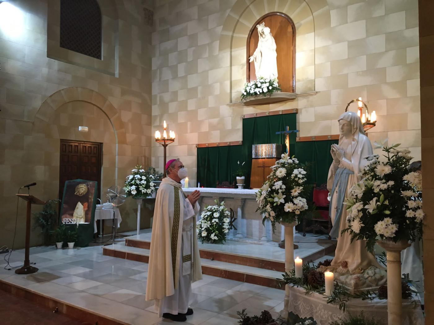 Acto de bendición de la imagen de la Virgen de Lourdes, en el Colegio El Monte