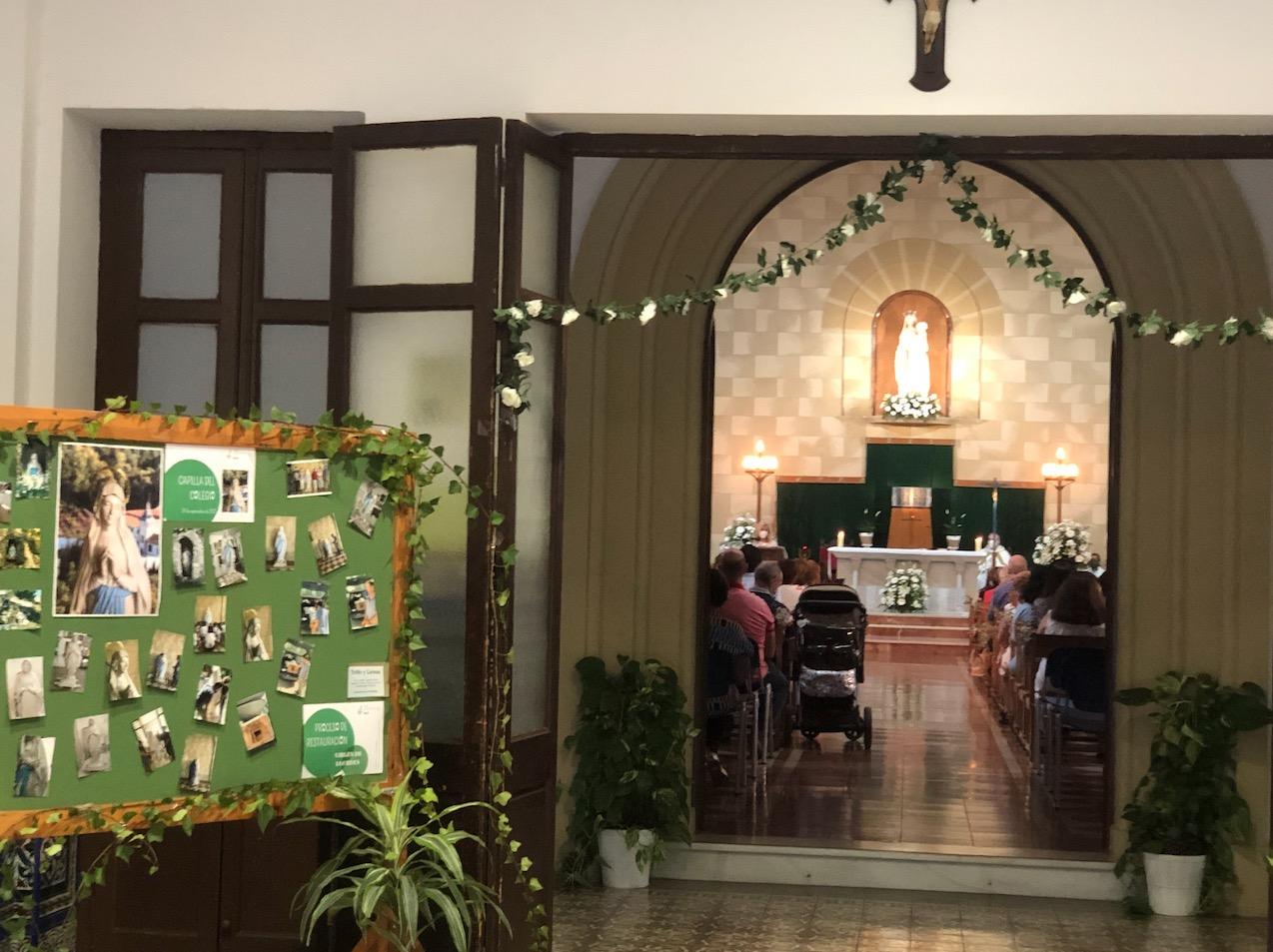 Acto de bendición de la imagen de la Virgen de Lourdes, en el Colegio El Monte