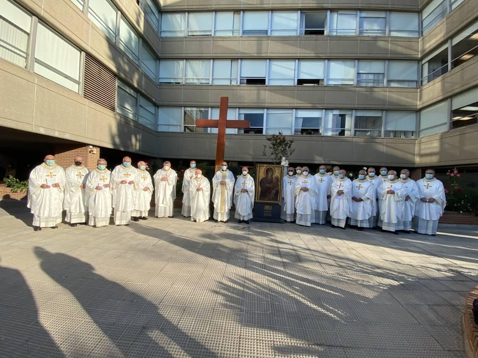 La Cruz y el Icono de la JMJ a su llegada al seminario Diocesano de Málaga
