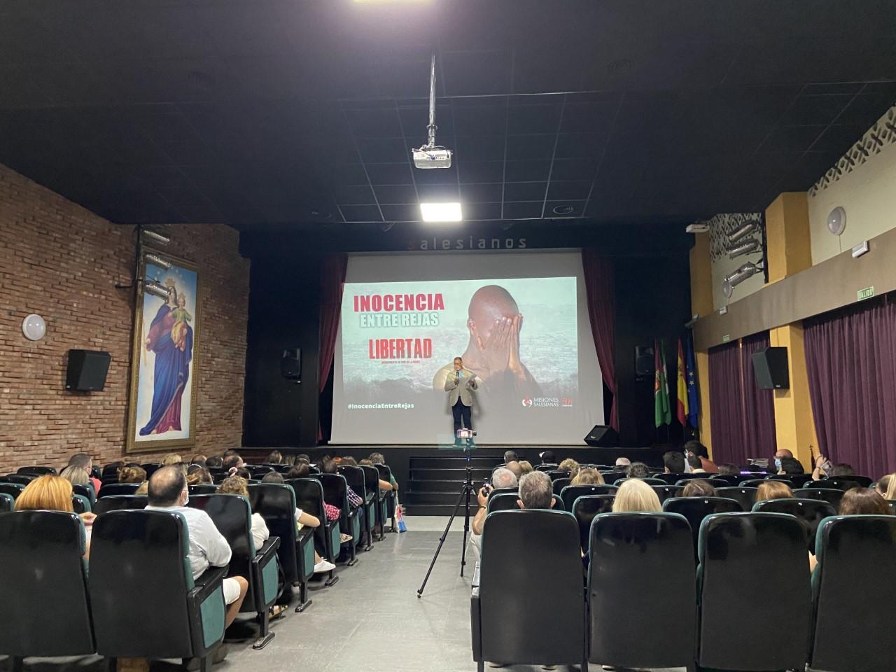 La presentación tuvo lugar en el teatro del Colegio San Bartolomé// V. LUQUE