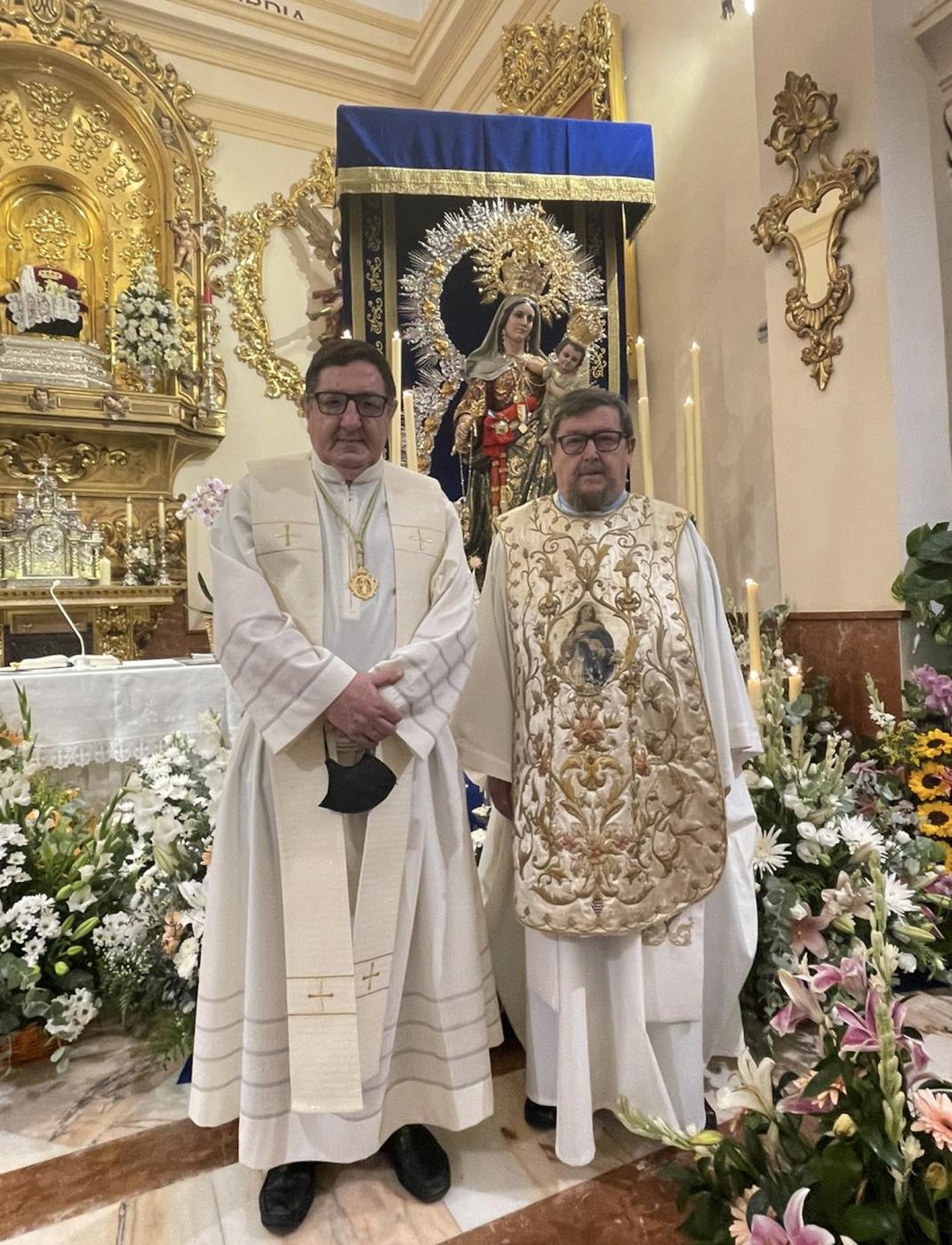 Roberto Rojo, párroco del Rosario de Fuengirola, y José María Ramos Villalobos, párroco de San Manuel González de Mijas Costa, con la casulla de José Moreno jaime