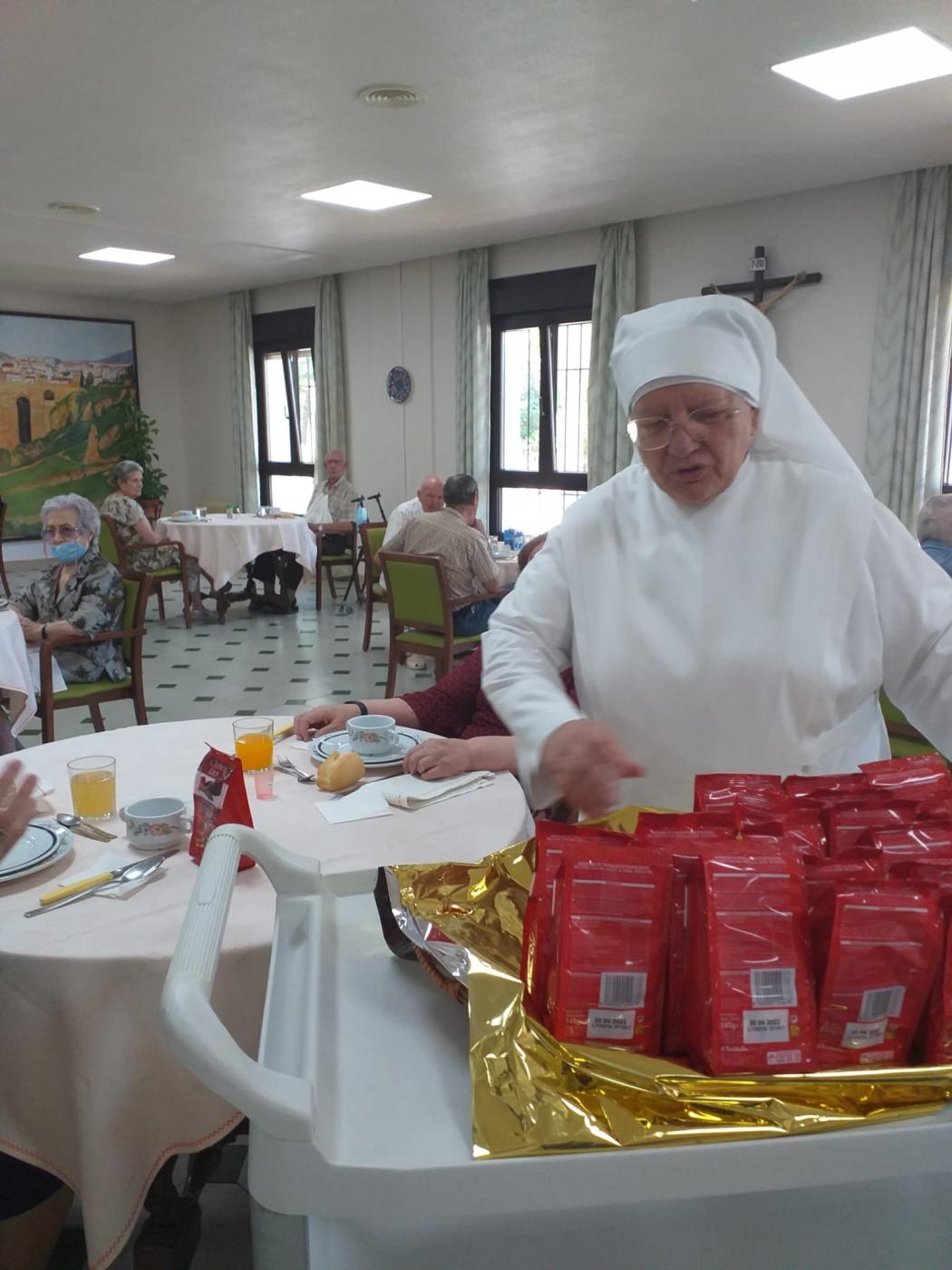 Sor María de los Ángeles repartiendo bombones el día de sus bodas de oro