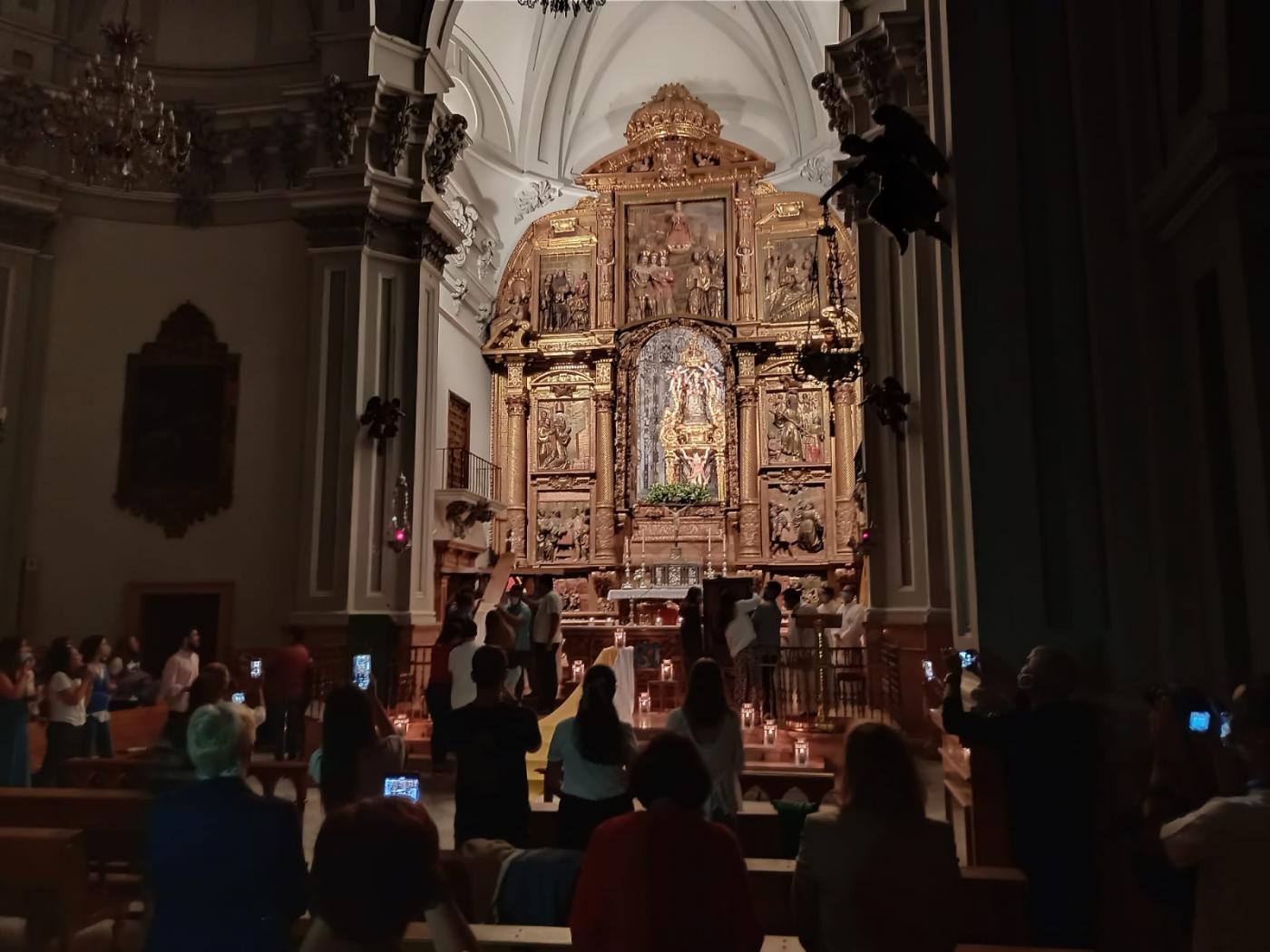 La Cruz y el Icono de la JMJ en la Vigilia de oración de la Basílica de la Victoria // J. VILLANUEVA