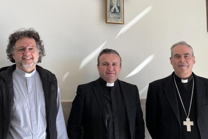 Luis Manuel Romero junto al Obispo de Málaga, Jesús Catalá, y al responsable de la consulta sinodal en Málaga, Rafael Pérez // E. LLAMAS