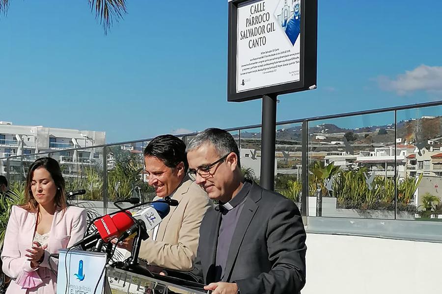 Torrox dedica una calle al sacerdote Salvador Gil