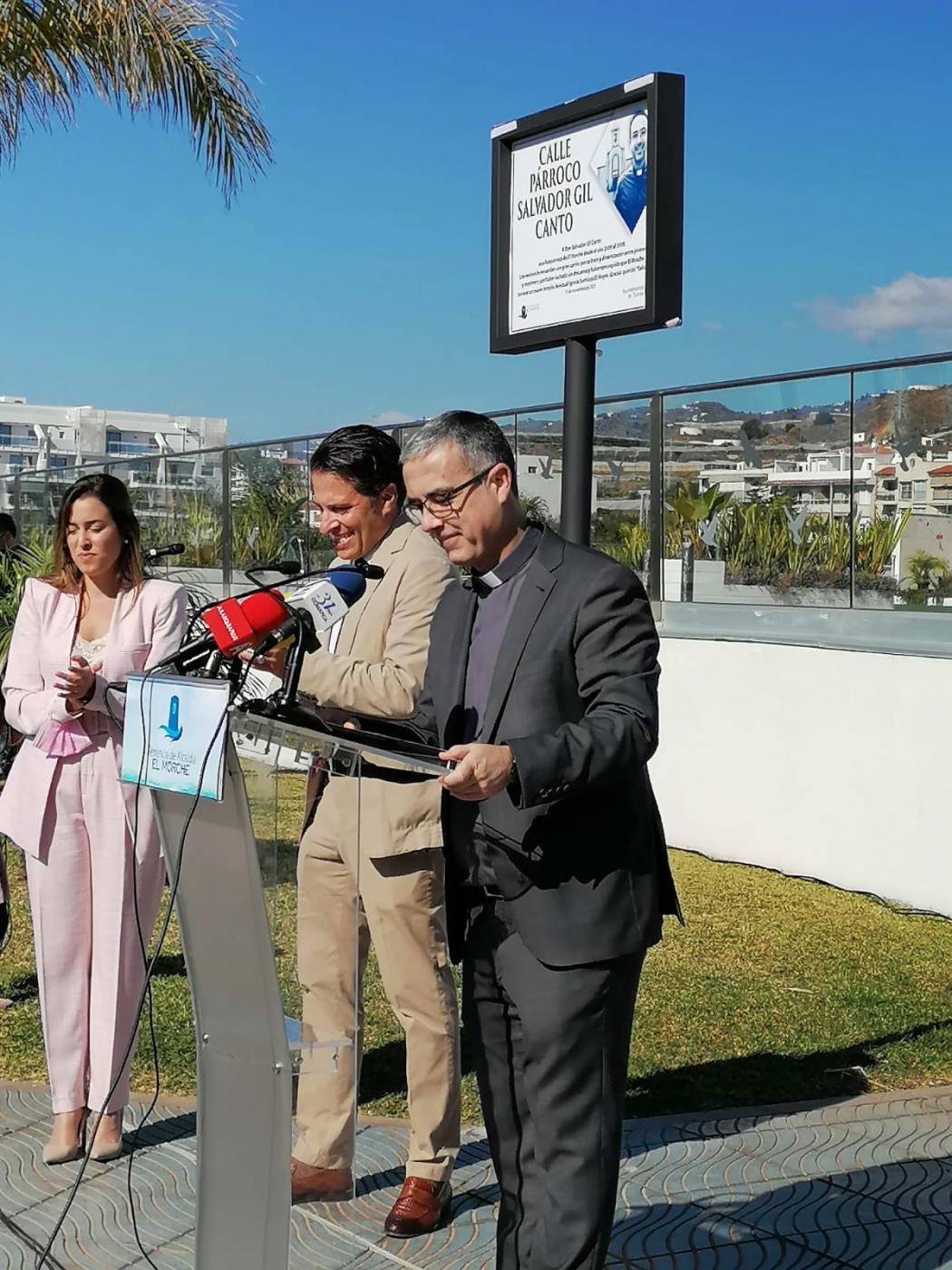 Se descubre la placa con el nombre de la calle dedicada a Salvador Gil // C. SUÁREZ