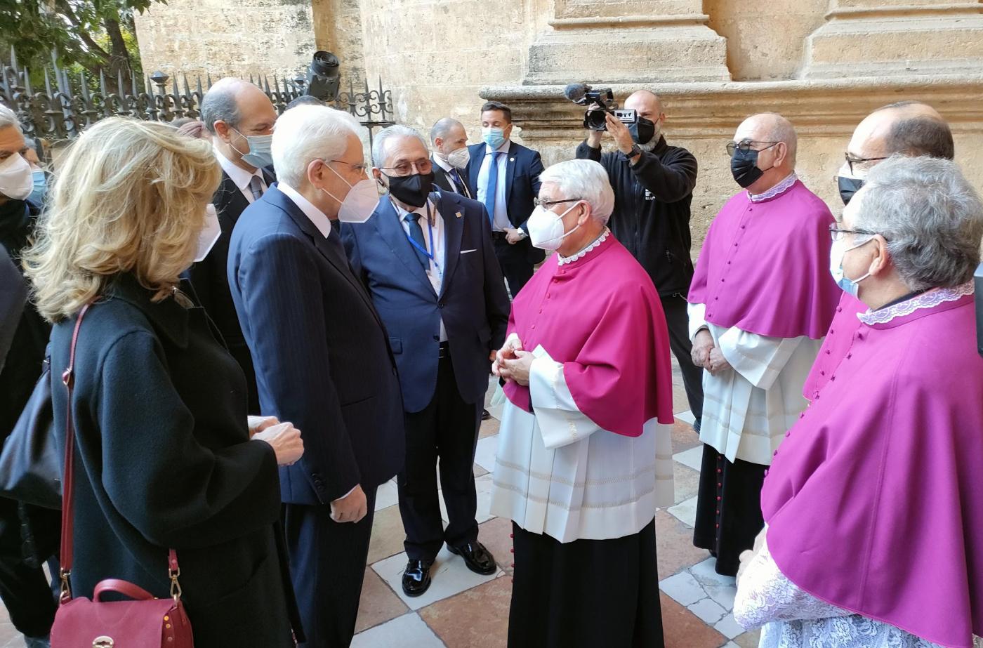 El deán de la Catedral, Antonio Aguilera, recibe al presidente de la República Italiana, Sergio Mattarella a la entrada de la Catedral
