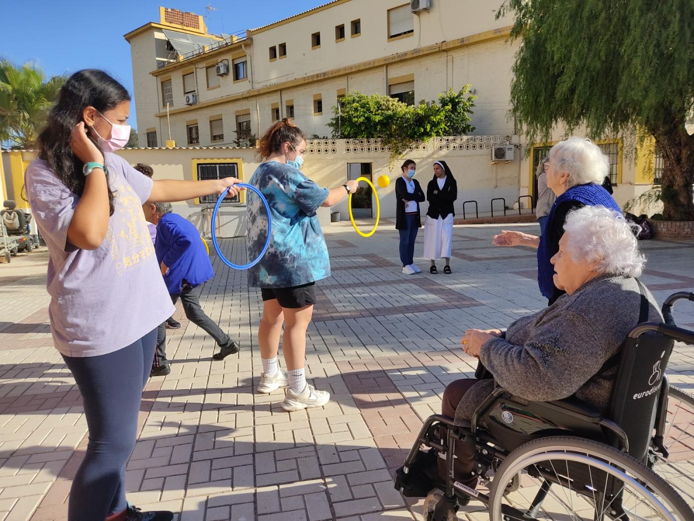 Alumnos del Grado Superior de Animación Socio-deportiva durante sus prácticas en el Cottolengo de Málaga// J. DE LA MORENA