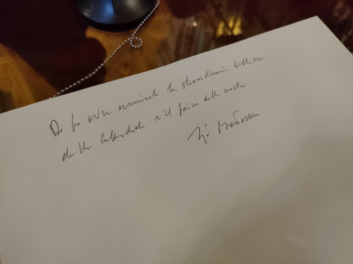 Autógrafo del presidente italiano en el libro de honor de la Catedral