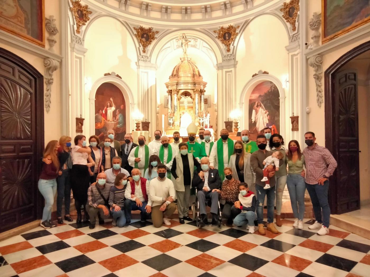 José Manuel García Jabato recibe la Medalla Pro Ecclesia Malacitana de manos del Sr. Obispo, D. Jesús Catalá
