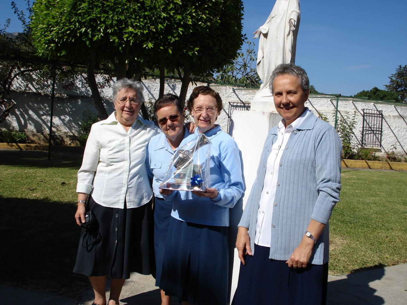 Hijas de la Caridad en su despedida de la Casa Colichet