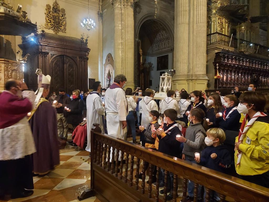 La Luz de la Paz de Belén llegó a la Catedral de Málaga