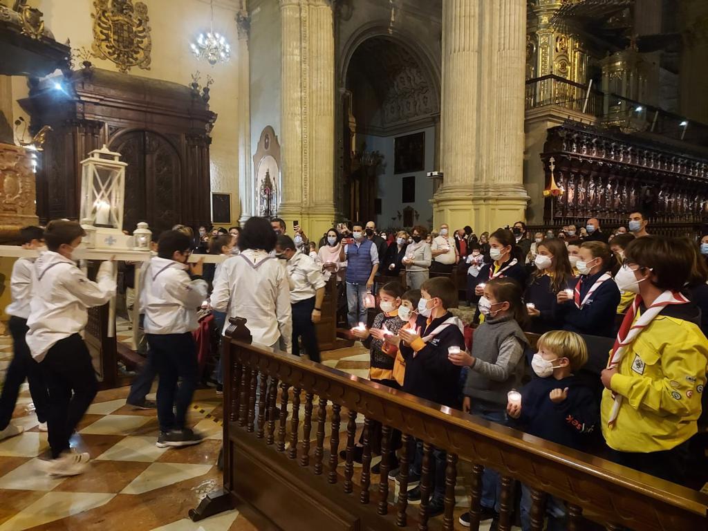 Ceremonia de entrega de la Luz de la Paz de Belén en la Catedral de Málaga