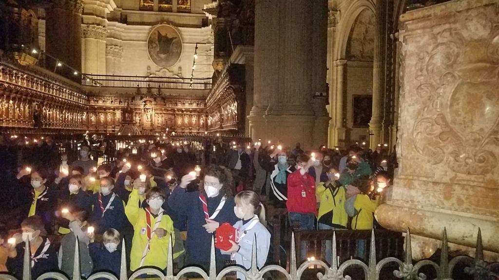 Ceremonia de entrega de la Luz de la Paz de Belén en la Catedral de Málaga