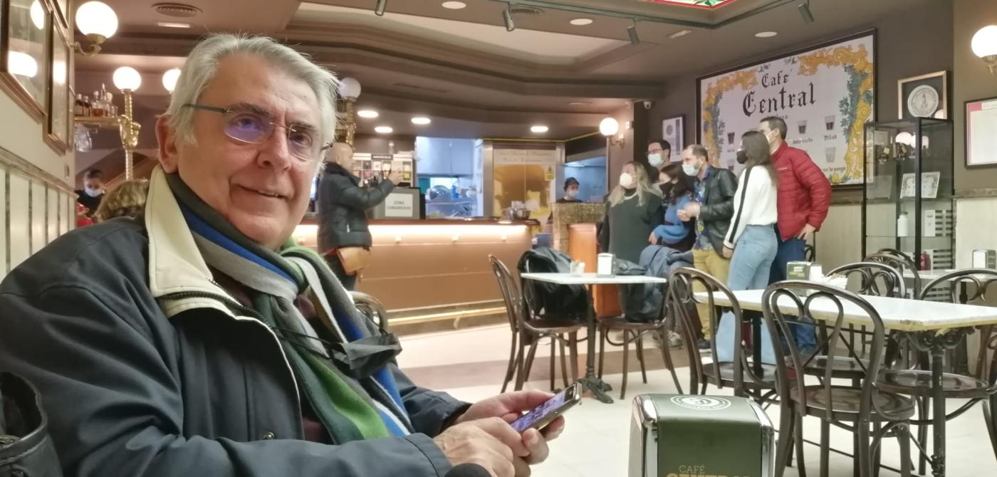 Rafael, mientras un grupo se fotografía en el mosaico con el estilo malagueño de pedir los cafés inventado por su padre