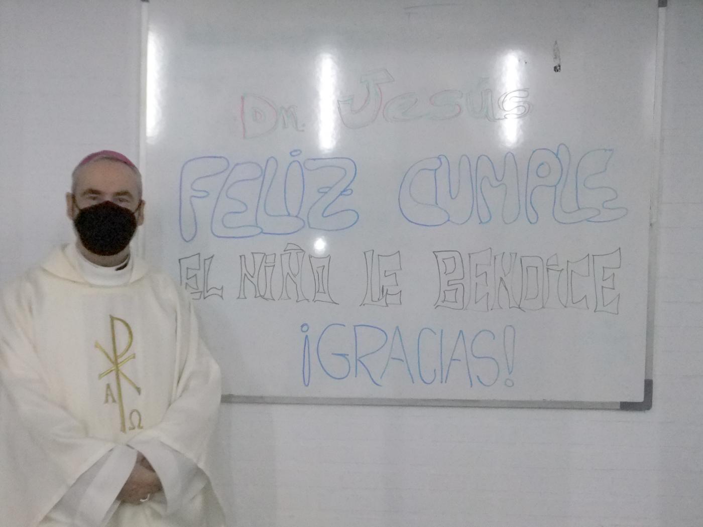 Mons. Catalá celebra su cumpleaños, junto a los internos, en el Centro Penitenciario