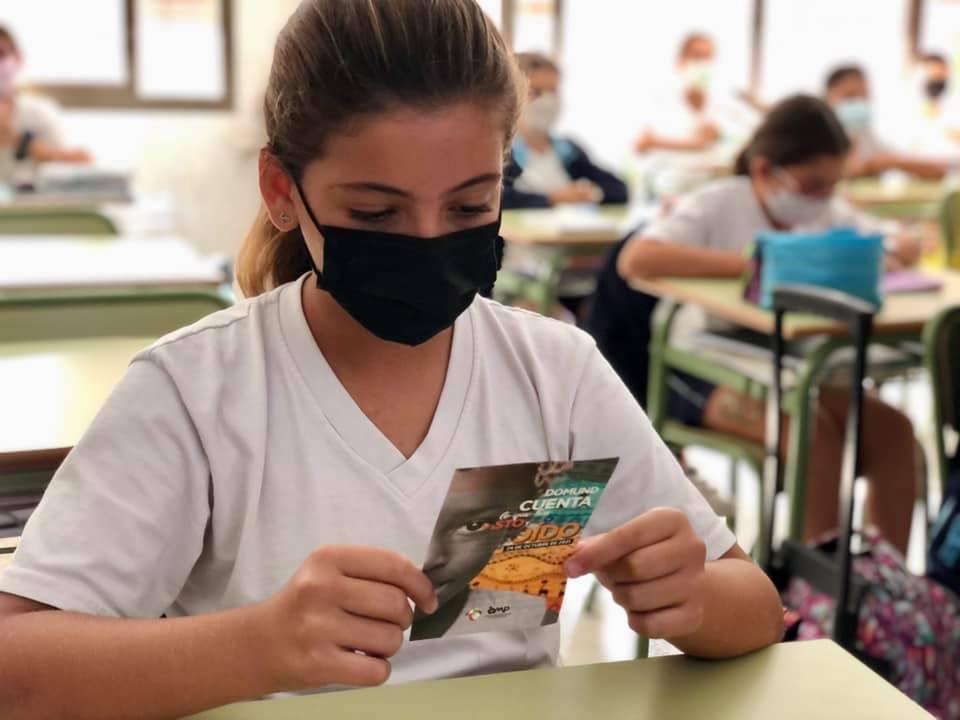 Alumnos del Colegio Diocesano María Auxiliadora, en una visita del sacerdote Juan Baena, capellán