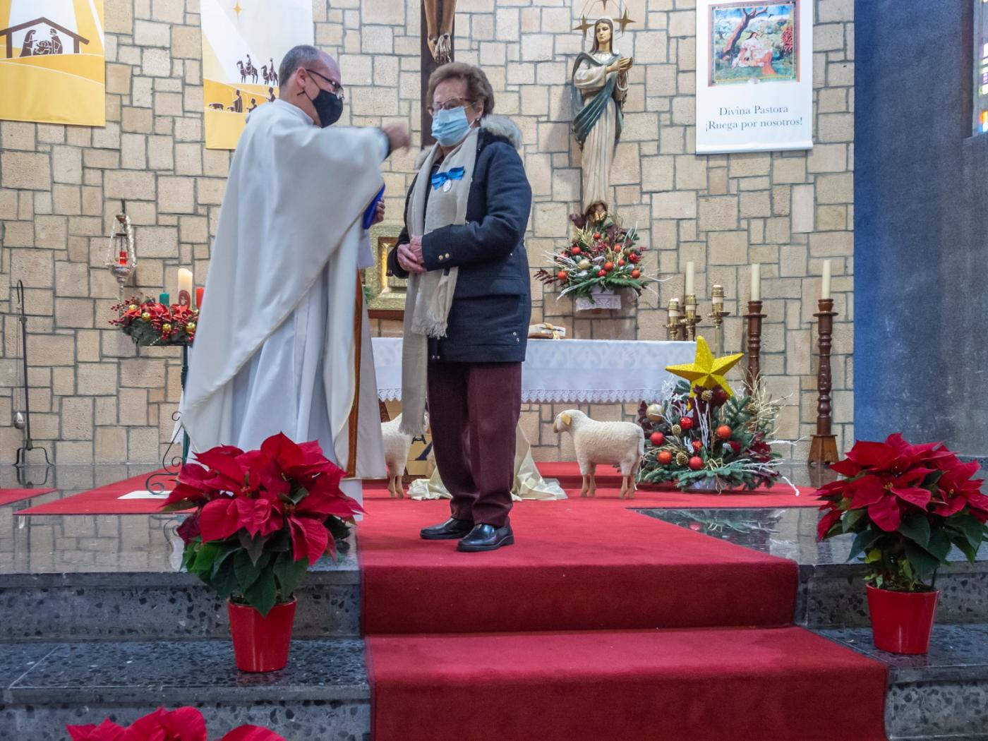 El párroco, Agustín Zambrana, entrega la Medalla Pro Ecclesia Malacitana a Paquita García, concedida por el Obispo de Málaga, D. Jesús Catalá
