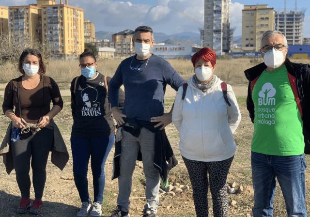 Miembros de la HOAC participan en la plantación y limpieza del próximo bosque urbano de Málaga
