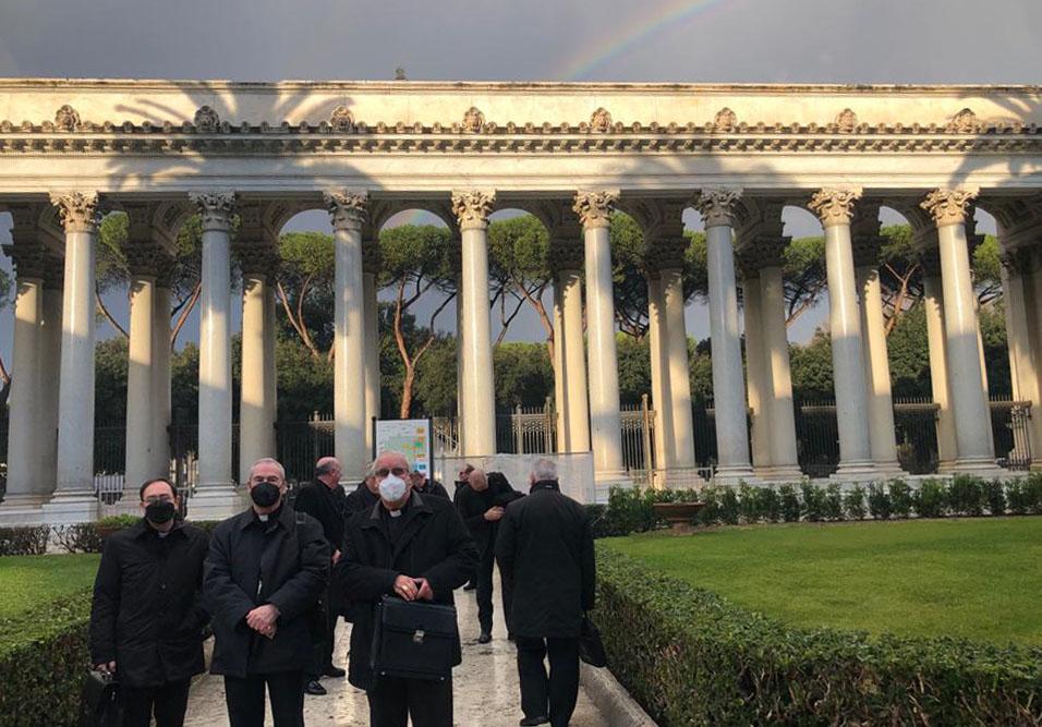 Mons. Catalá en la Basílica de San Pablo Extramuros junto al secretario general de la Asamblea de los Obispos del Sur, Teodoro León (izquierda), y al arzobispo de Sevilla, Mons. Saiz Meneses (derecha). (Jueves 20 de enero)