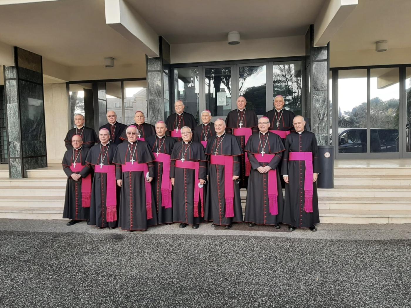 Mons. Catalá, junto al resto de obispos participantes de la Visita ad limina, antes de ser recibidos por el Papa (Viernes 21 de enero)