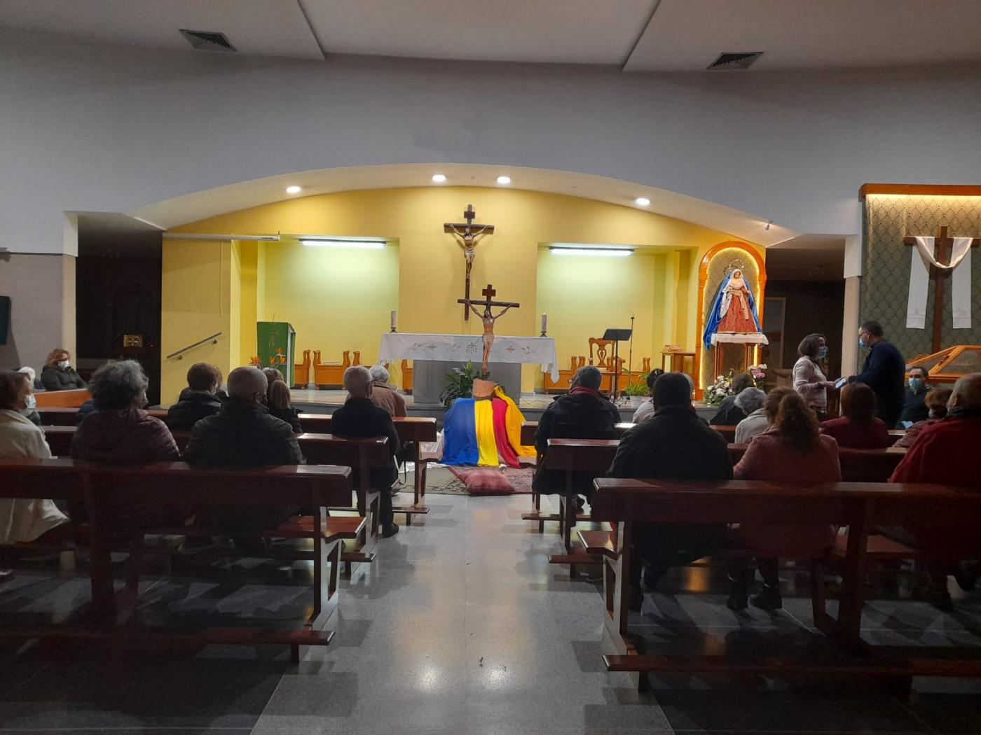 Oración, en la plaza de la parroquia de la Divina Pastora, en Marbella, por la paz en Ucrania