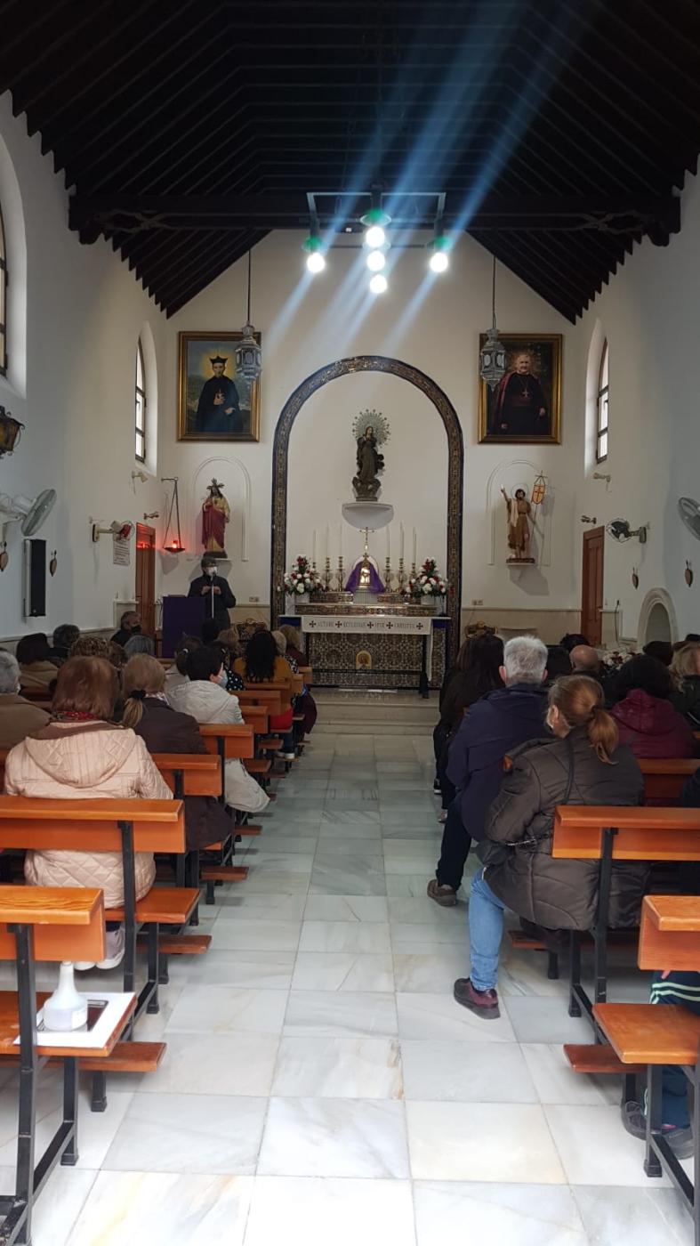 Los participantes en el retiro cuaresmal del arciprestazgo de Álora peregrinaron al templo de Gibralgalia