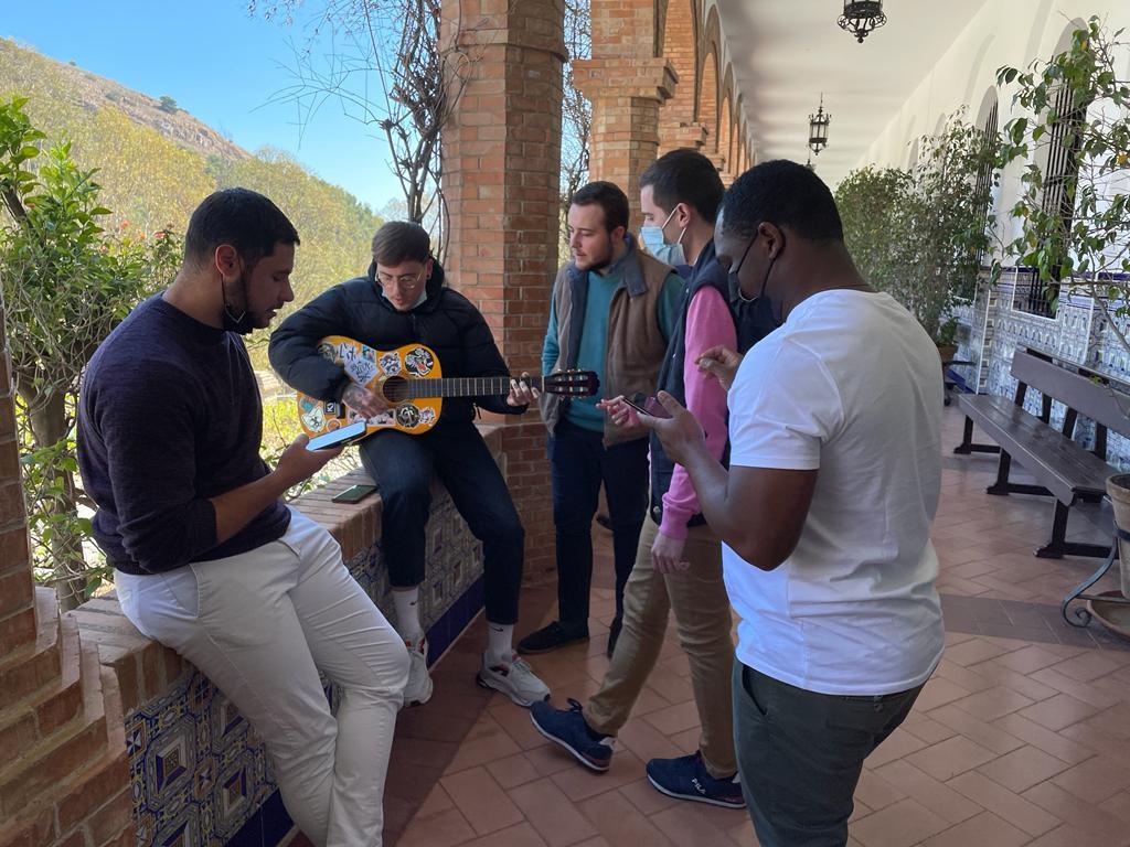 Los seminaristas ensayando para los cantos de la Eucaristia // E. LLAMAS
