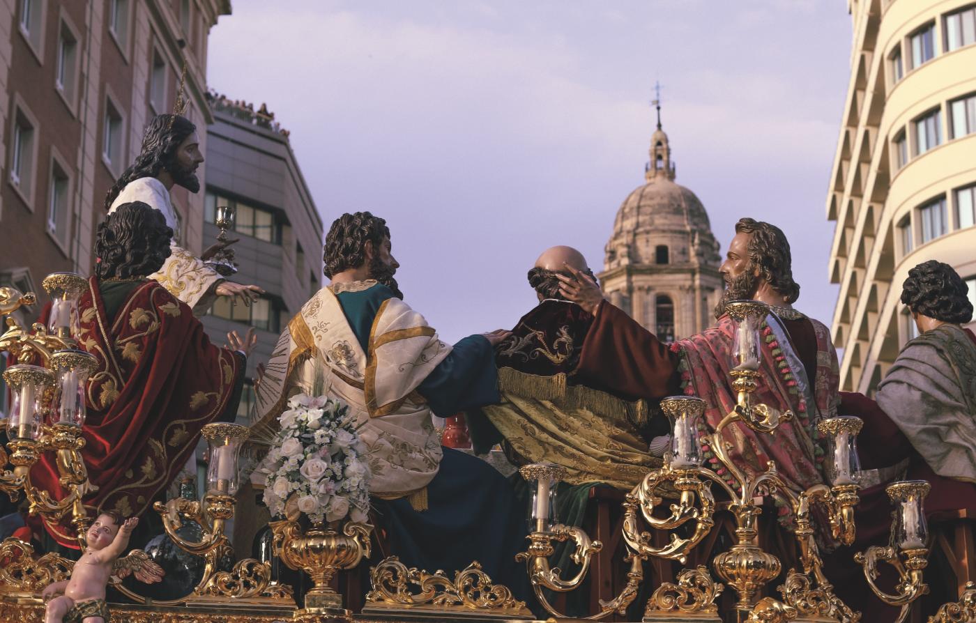 JUEVES SANTO. En medio de la cena, toma condición de esclavo