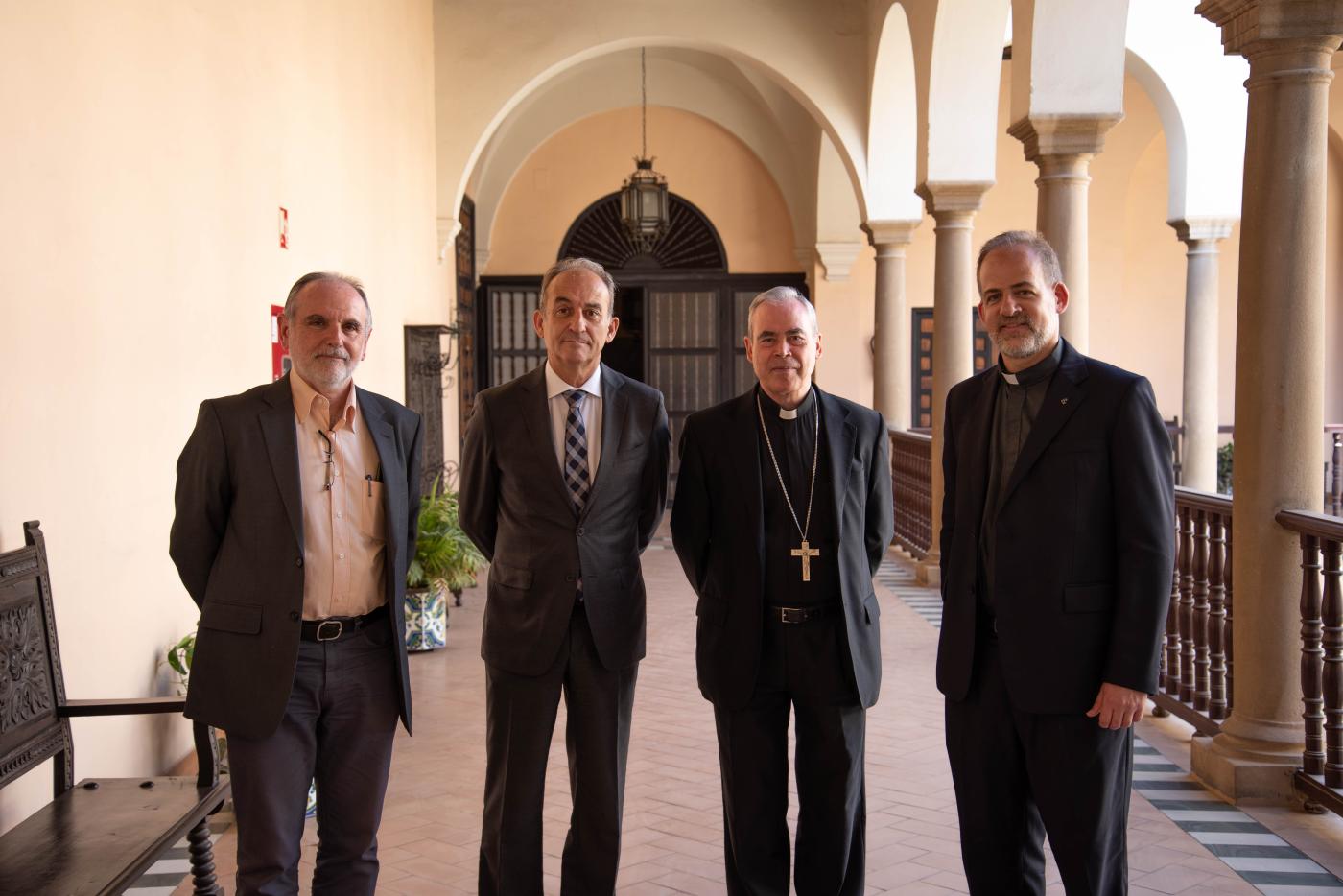 Pedro Leiva, Gabriel Pérez, Mons. Catalá y Gonzalo Vilagrán, tras la firma, en el patio del Obispado. FOTO: DANI GARCÍA