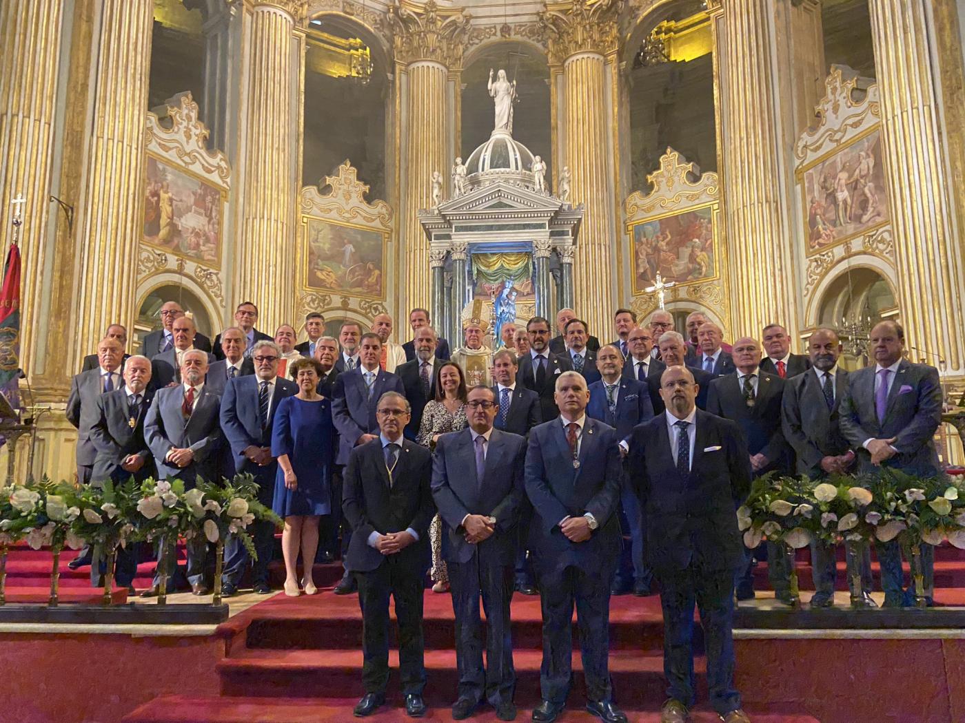 Mons. Catalá, junto a los hermanos mayores de las cofradías malagueñas, en la clausura del Centenario de la Agrupación de Cofradías de Semana Santa de Málaga