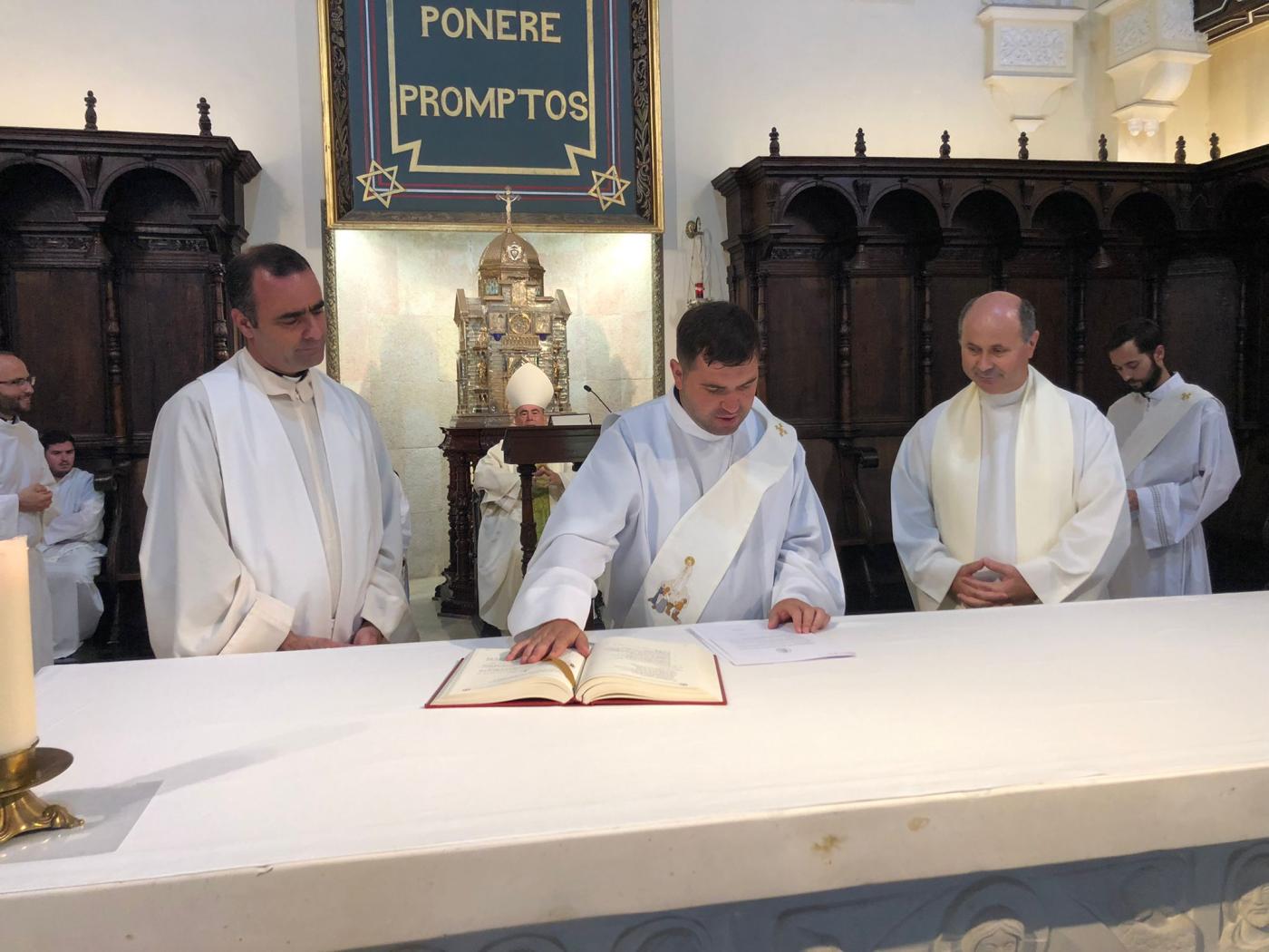 Última firma antes de la ordenación como presbíteros // J. HERNÁNDEZ