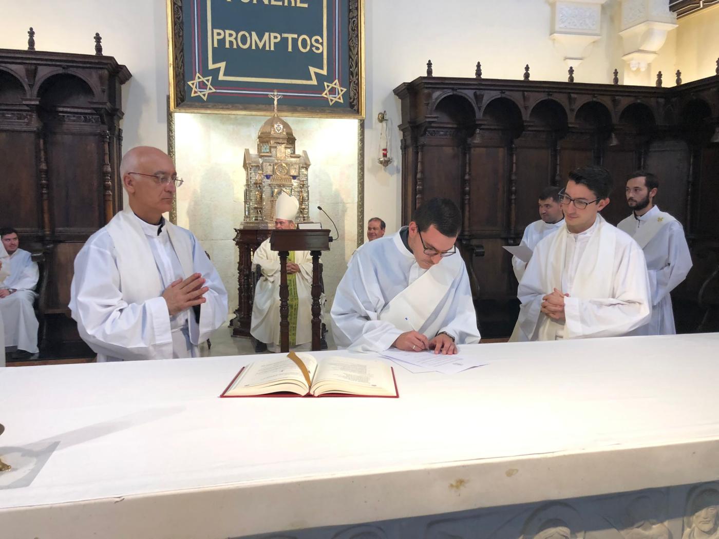 Última firma antes de la ordenación como presbíteros // J. HERNÁNDEZ