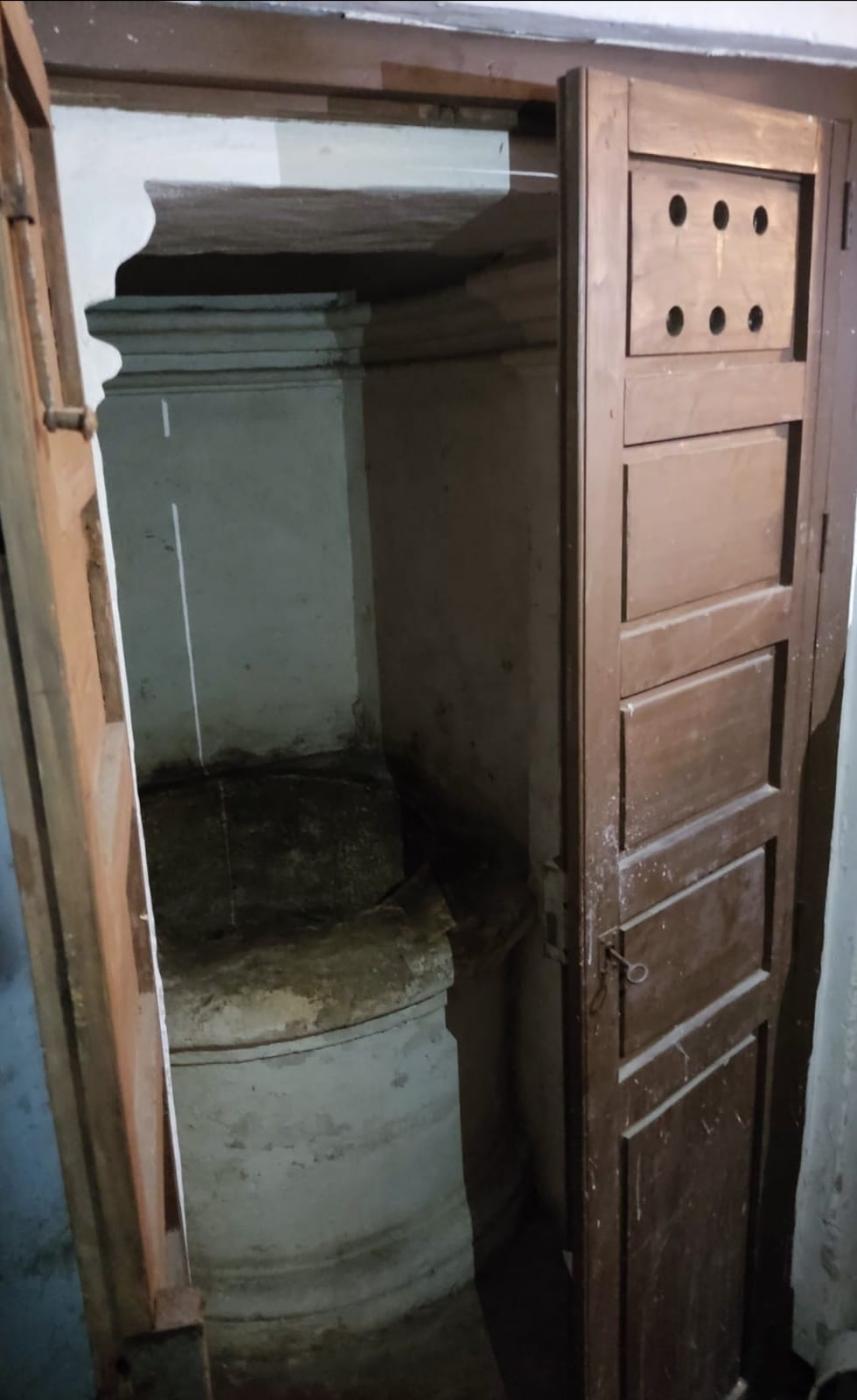 Alacena tras la que se esconde el pozo de la Catedral