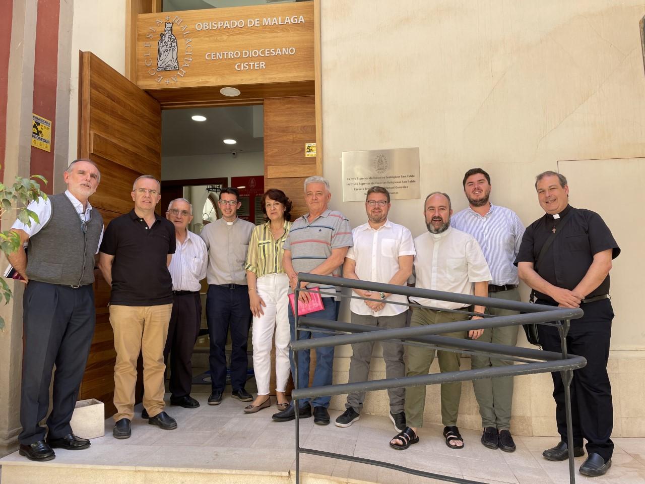 Julián, Maribel, Horacio y Álvaro junto a los miembros del tribunal, el director del Centro Teológico, el rector y el vicerrector del Seminario // E. LLAMAS