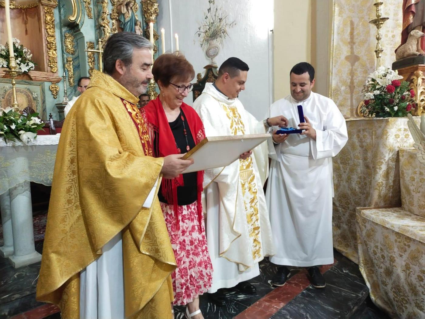 Entrega de la Medalla Pro Ecclesia Malacitana a Concepción Cabrera, en la parroquia de Cuevas Bajas